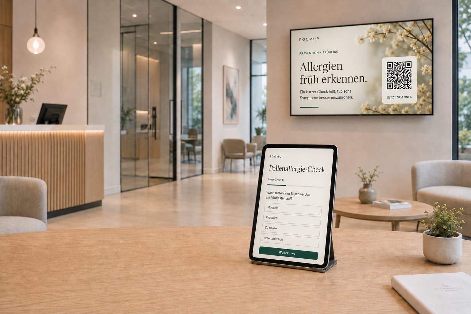 Einsatzbereite ROOMUP-Tabletstation und Wandscreen im hellen Empfangsbereich – aufgestellt und startklar.